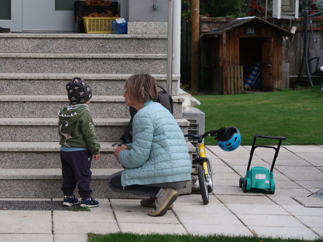 Nils und Mama im Garten meiner Eltern (22. Okt.)