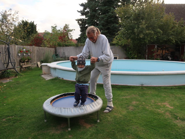 Nils und Papa im Garten meiner Eltern (22. Okt.)