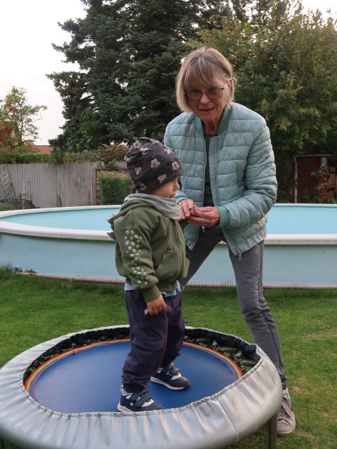 Nils und Mama im Garten meiner Eltern (22. Okt.)