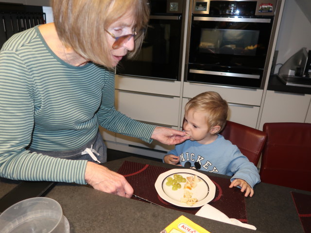 Mama und Nils im Haus meiner Eltern (22. Okt.)