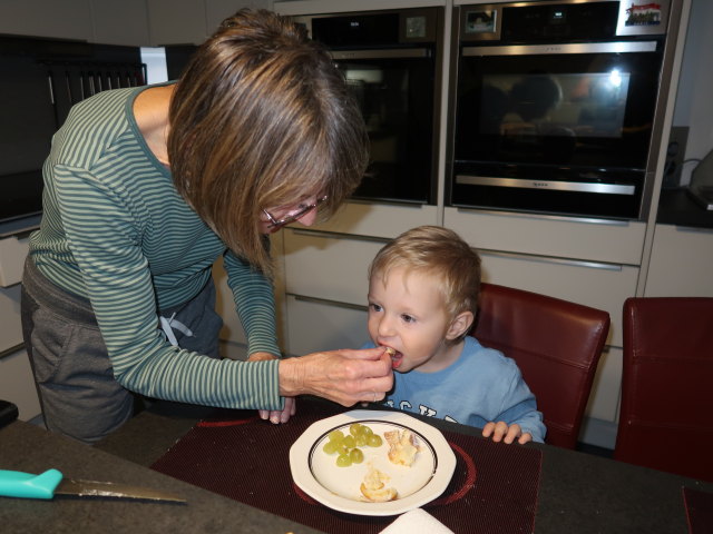 Mama und Nils im Haus meiner Eltern (22. Okt.)