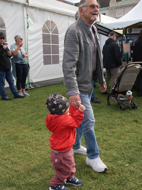Nils und Papa am Heldenplatz