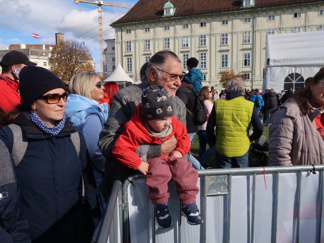 Sabine, Nils und Papa am Heldenplatz