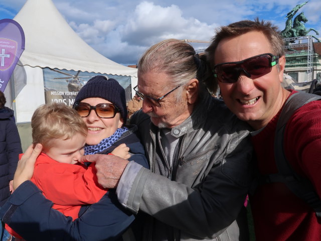 Nils, Sabine, Papa und ich am Heldenplatz
