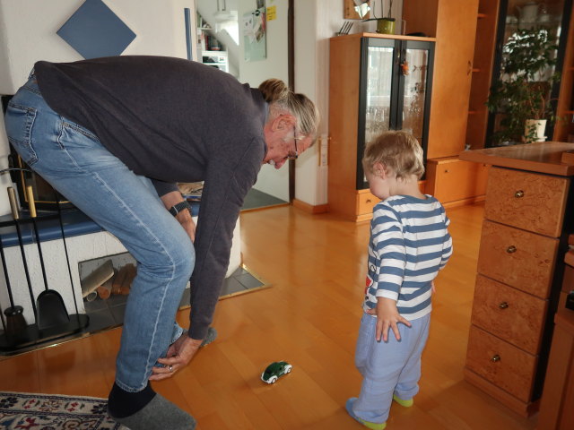 Papa und Nils im Haus meiner Eltern