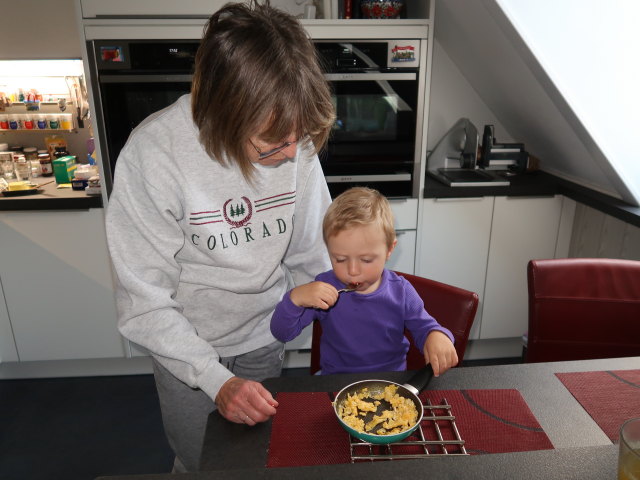 Mama und Nils im Haus meiner Eltern