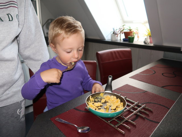 Mama und Nils im Haus meiner Eltern