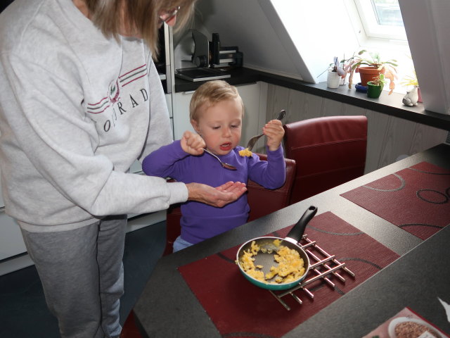 Mama und Nils im Haus meiner Eltern