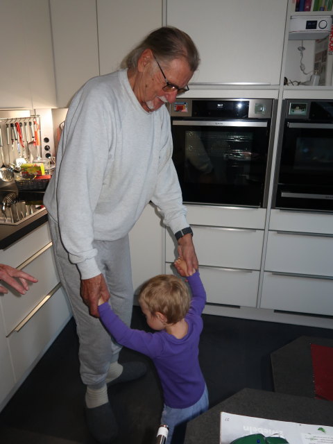 Papa und Nils im Haus meiner Eltern