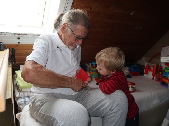 Papa und Nils im Haus meiner Eltern