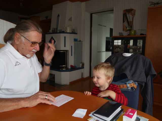 Papa und Nils im Haus meiner Eltern