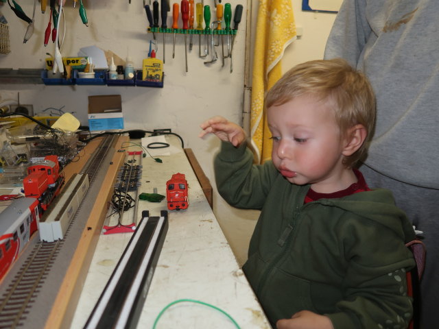 Nils und Papa im Haus meiner Eltern