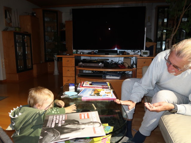 Nils und Papa im Haus meiner Eltern