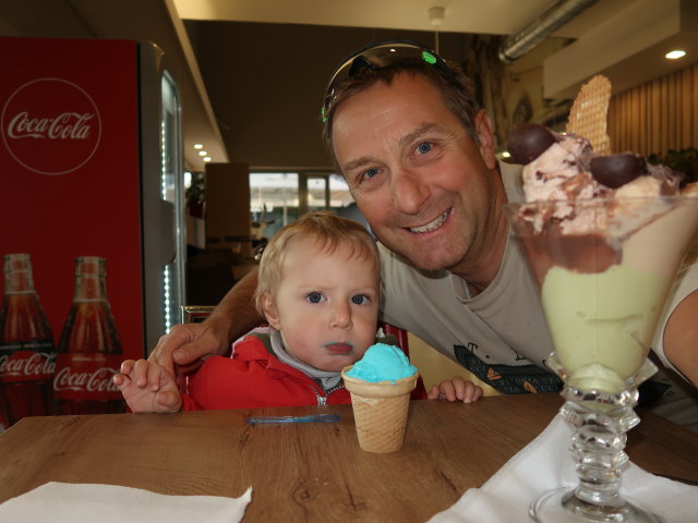 Nils und ich im Eissalon Dolce Vita