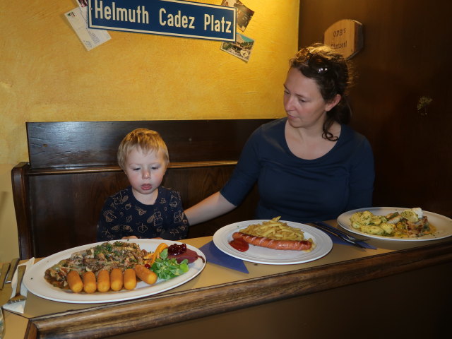 Nils und Sabine im Gasthaus 'Die Landwirtin' in Niederleis