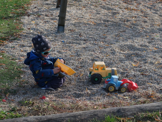 Nils am Spielplatz Niederleis