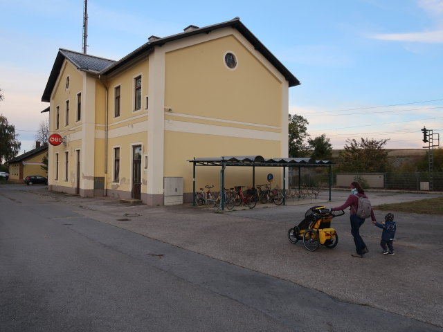 Sabine und Nils beim Bahnhof Ladendorf, 224 m