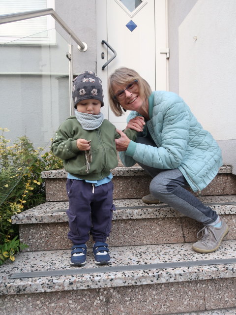 Nils und Mama im Garten meiner Eltern (22. Okt.)