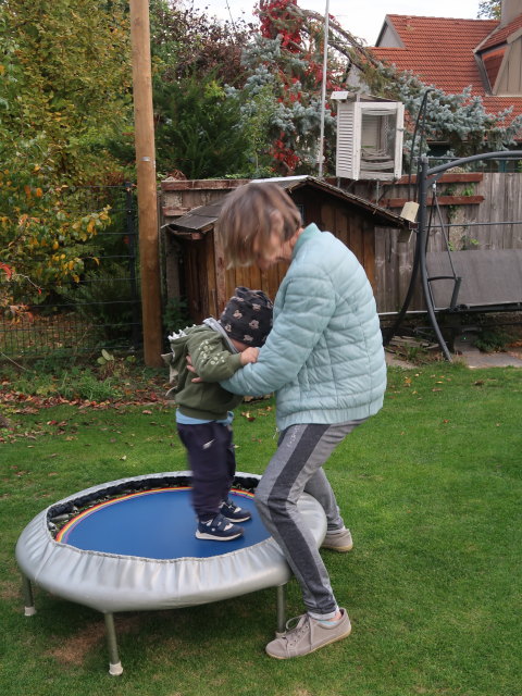 Nils und Mama im Garten meiner Eltern (22. Okt.)