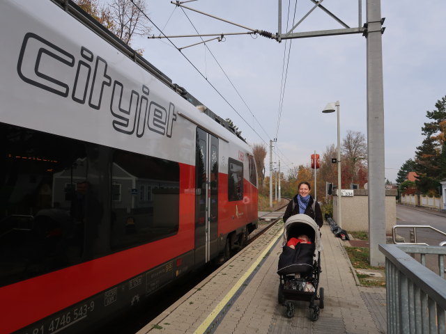 Nils und Sabine im Bahnhof Mistelbach Stadt, 213 m