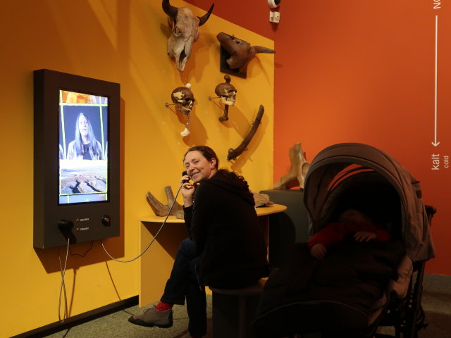 Sabine und Nils in der Ausstellung 'Eiszeit' im Museum Mistelbach