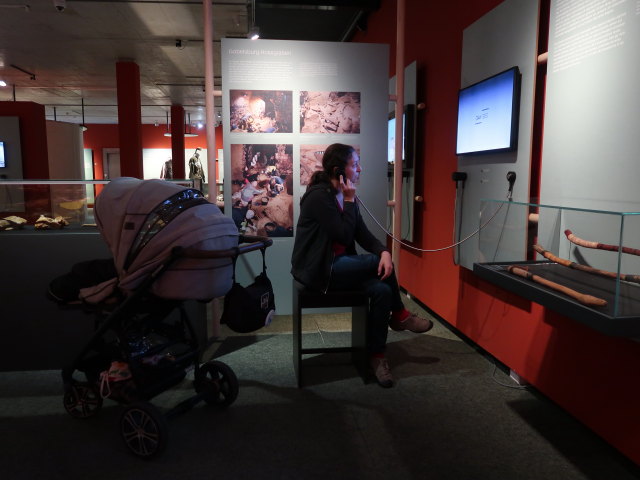 Sabine in der Ausstellung 'Eiszeit' im Museum Mistelbach