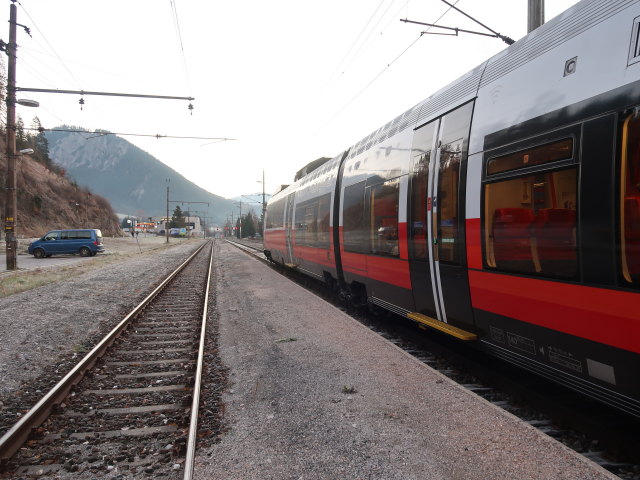 R 3555 im Bahnhof Mandling, 812 m