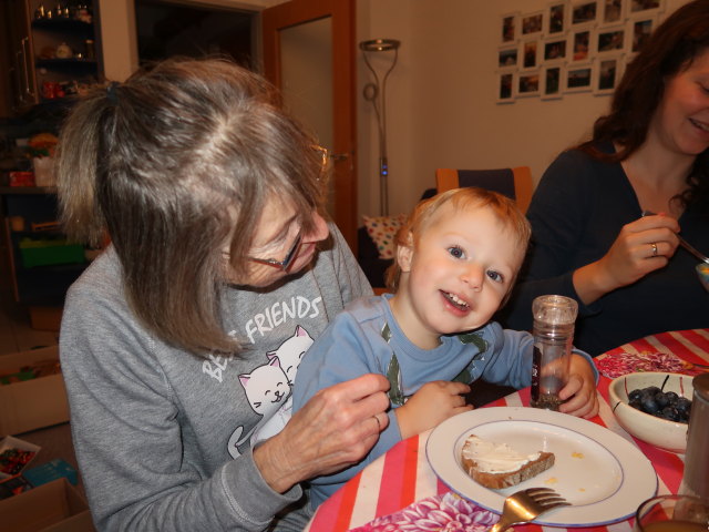 Mama, Nils und Sabine in unserer Wohnung