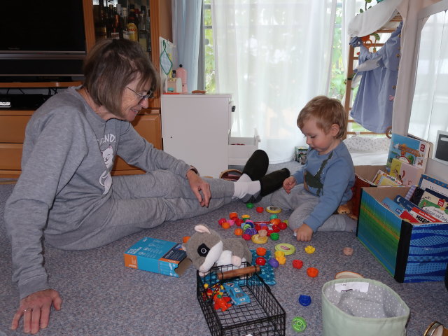 Mama und Nils in unserer Wohnung