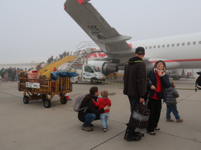 Sabine und Nils am Flughafen Wien-Schwechat, 179 m (12. Nov.)