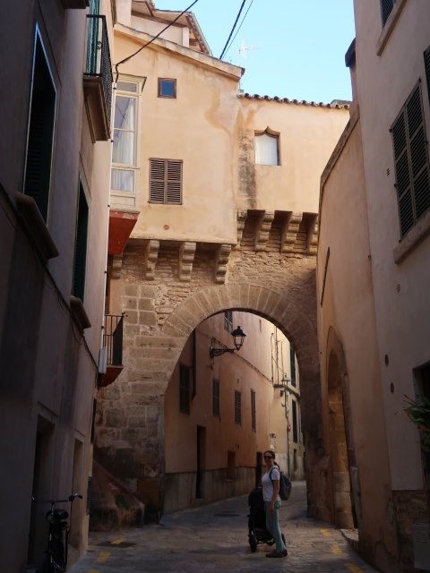 Sabine beim Arc de l'Almudaina in Palma (12. Nov.)