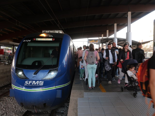 Sabine in der Estaci&oacute; d'Inca (13. Nov.)