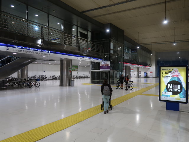 Sabine in der Estaci&oacute; Intermodal Pla&ccedil;a d'Espanya in Palma (13. Nov.)