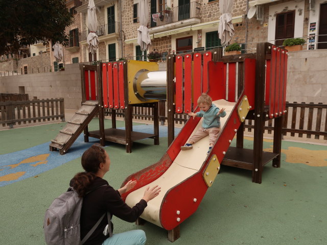 Sabine und Nils in der Carrer de Sant Ramon de Penyafort in Port de S&oacute;ller (14. Nov.)