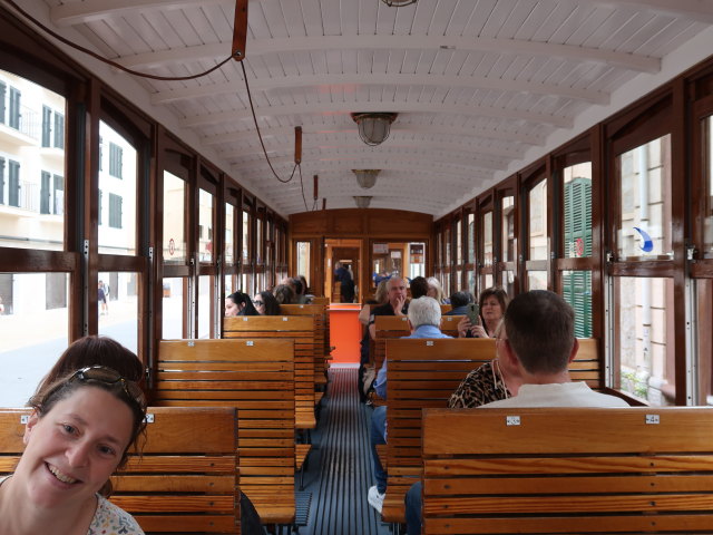 Sabine in der Tramvia de S&oacute;ller in Port de S&oacute;ller (14. Nov.)