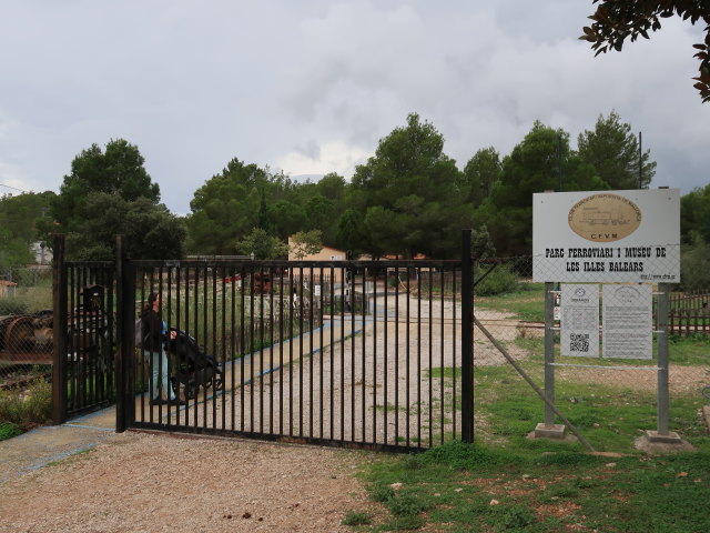 Sabine im Parc Ferroviari i Museu de les Illes Balears in Es Ca&uuml;lls (16. Nov.)