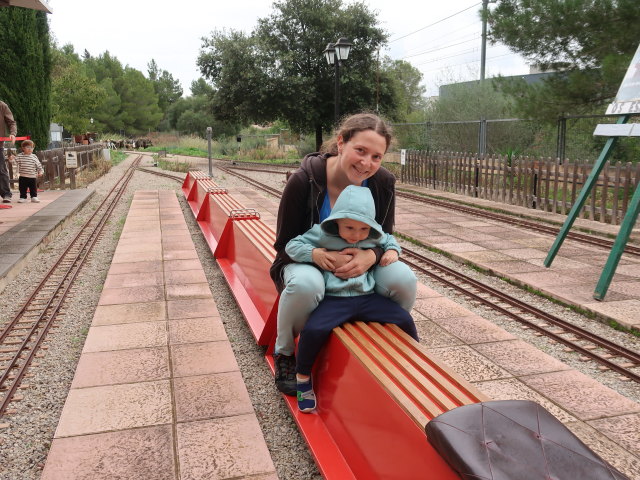 Sabine und Nils im Parc Ferroviari i Museu de les Illes Balears in Es Ca&uuml;lls (16. Nov.)