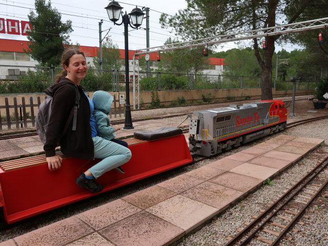 Sabine und Nils im Parc Ferroviari i Museu de les Illes Balears in Es Ca&uuml;lls (16. Nov.)