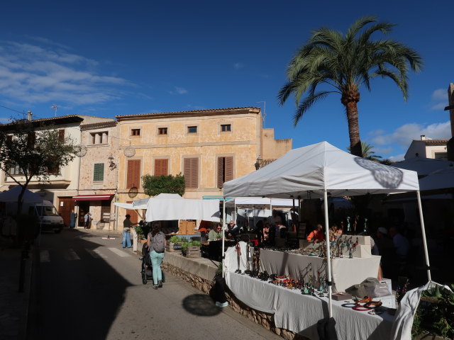 Sabine auf der Pla&ccedil;a de la Constituci&oacute; in Santany&iacute; (19. Nov.)