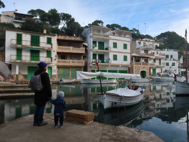 Sabine und Nils in der Cal&oacute; d'En Boira in Cala Figuera (20. Nov.)