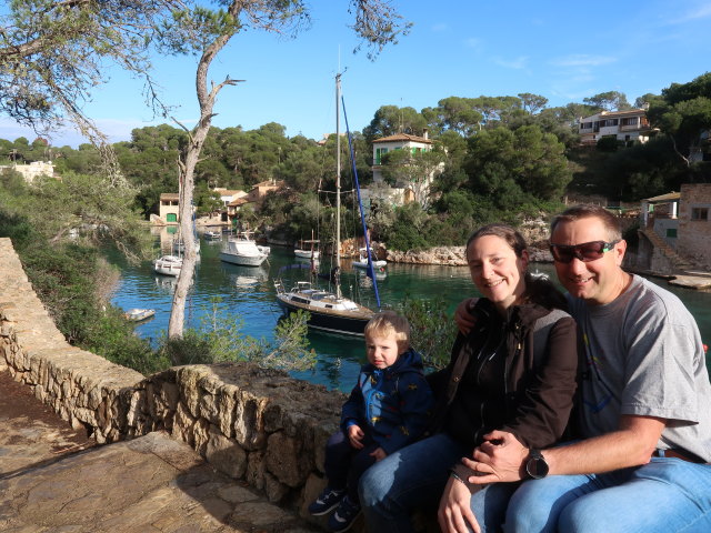 Nils, Sabine und ich in der Cal&oacute; d'En Busques in Cala Figuera (20. Nov.)