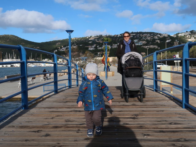 Nils und Sabine in der Avinguda de Gabriel Roca i Garc&iacute;as in Port d'Andratx (25. Nov.)