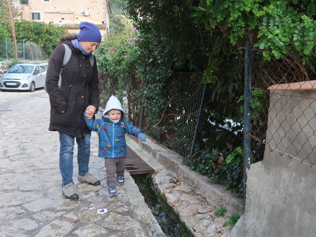 Sabine und Nils in der Carrer de sa Font in Fornalutx (26. Nov.)