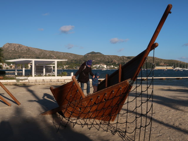 Sabine und Nils am Parque Infantil del Bote in Port de Pollen&ccedil;a (27. Nov.)