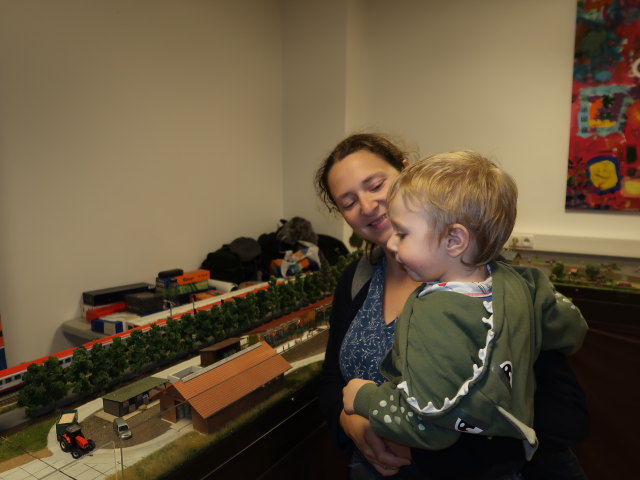 Sabine und Nils in der Modellbahnausstellung Westbahnhof