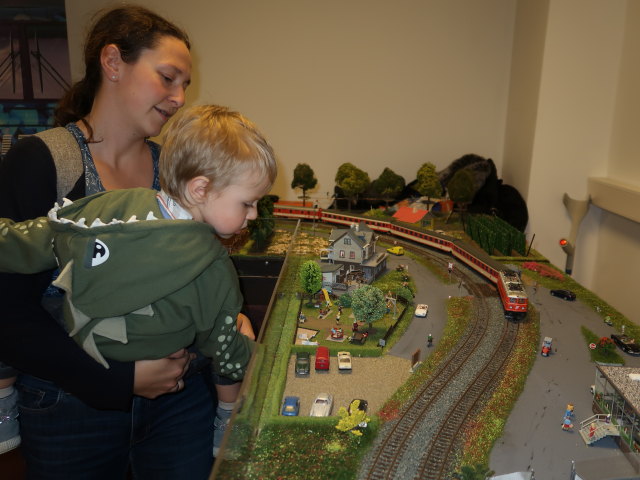 Sabine und Nils in der Modellbahnausstellung Westbahnhof