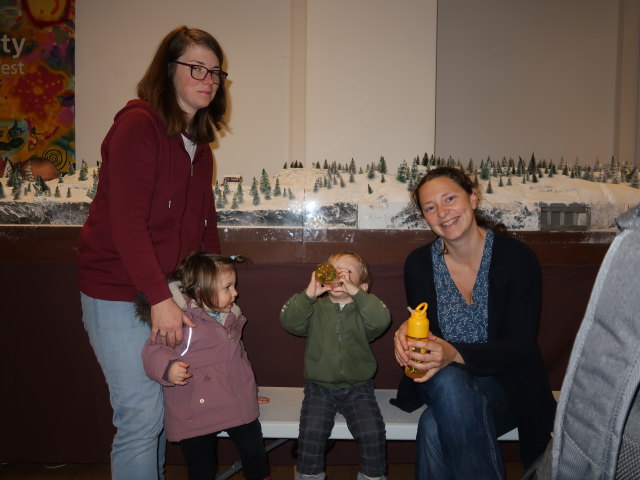 Hannelore, Ella, Nils und Sabine in der Modellbahnausstellung Westbahnhof