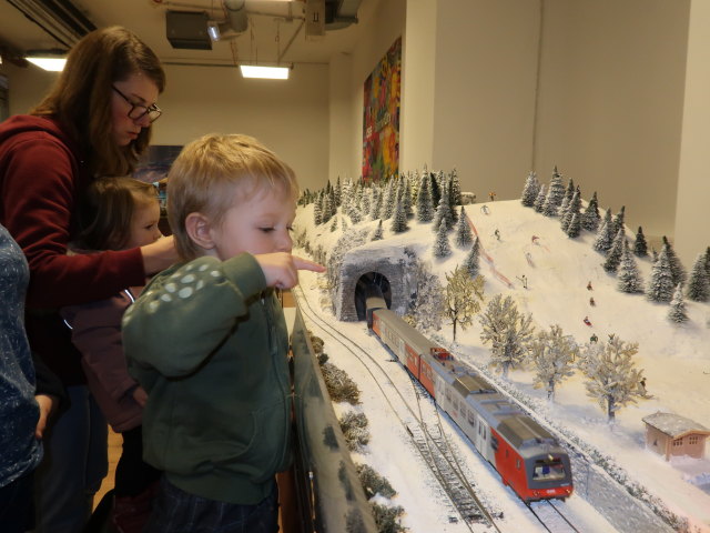 Hannelore, Ella und Nils in der Modellbahnausstellung Westbahnhof