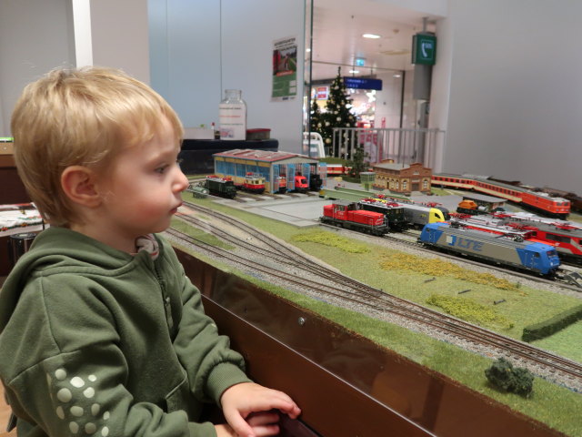Nils in der Modellbahnausstellung Westbahnhof