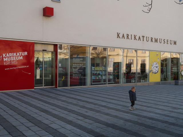 Nils beim Karikaturmuseum Krems